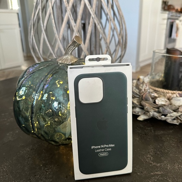 Apple iPhone 14 Pro Max Leather Case - Green - Picture 1 of 6
